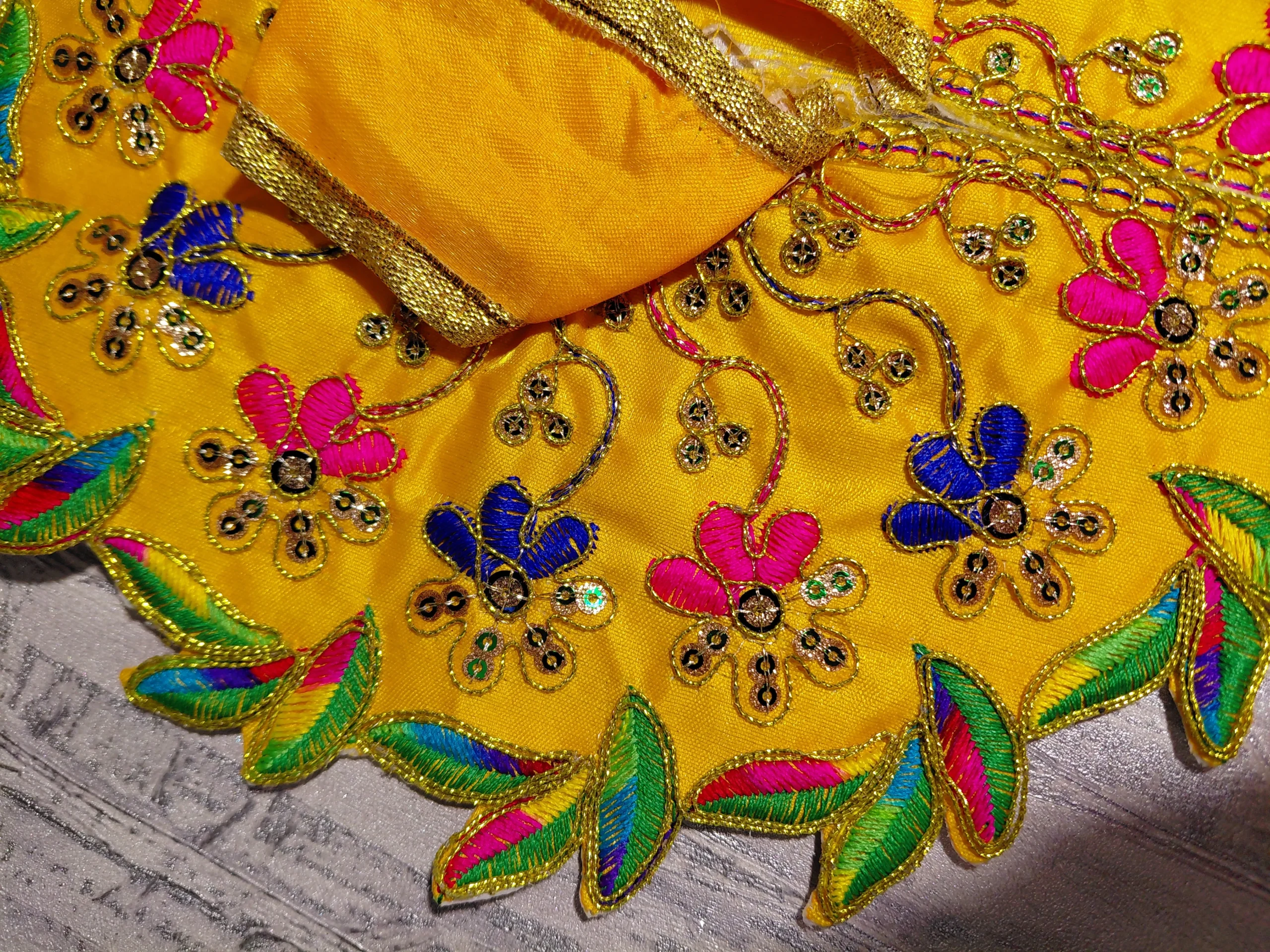 Gaur Kanti Golden Glow Poshak angle 2