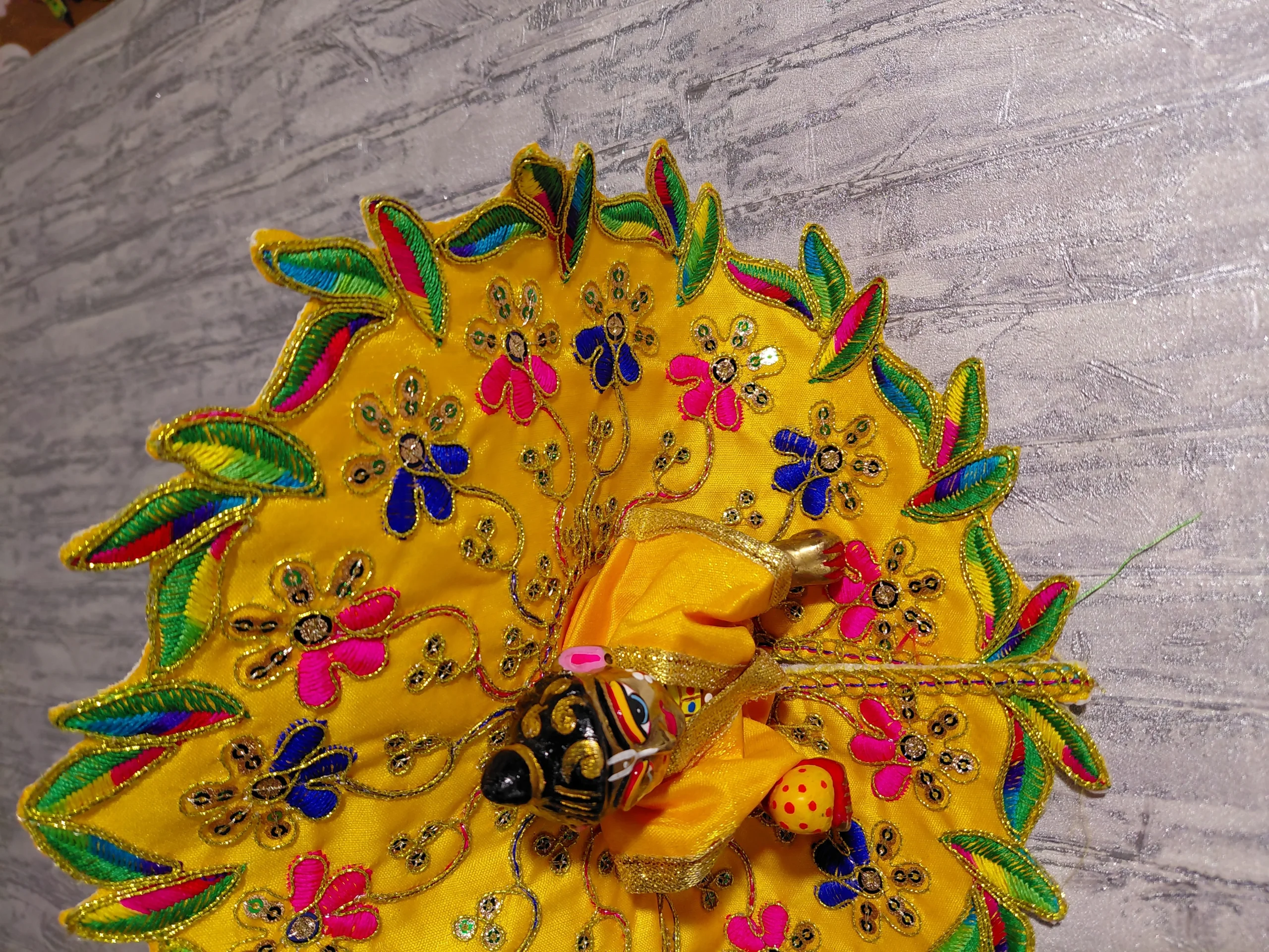 Gaur Kanti Golden Glow Poshak angle 4