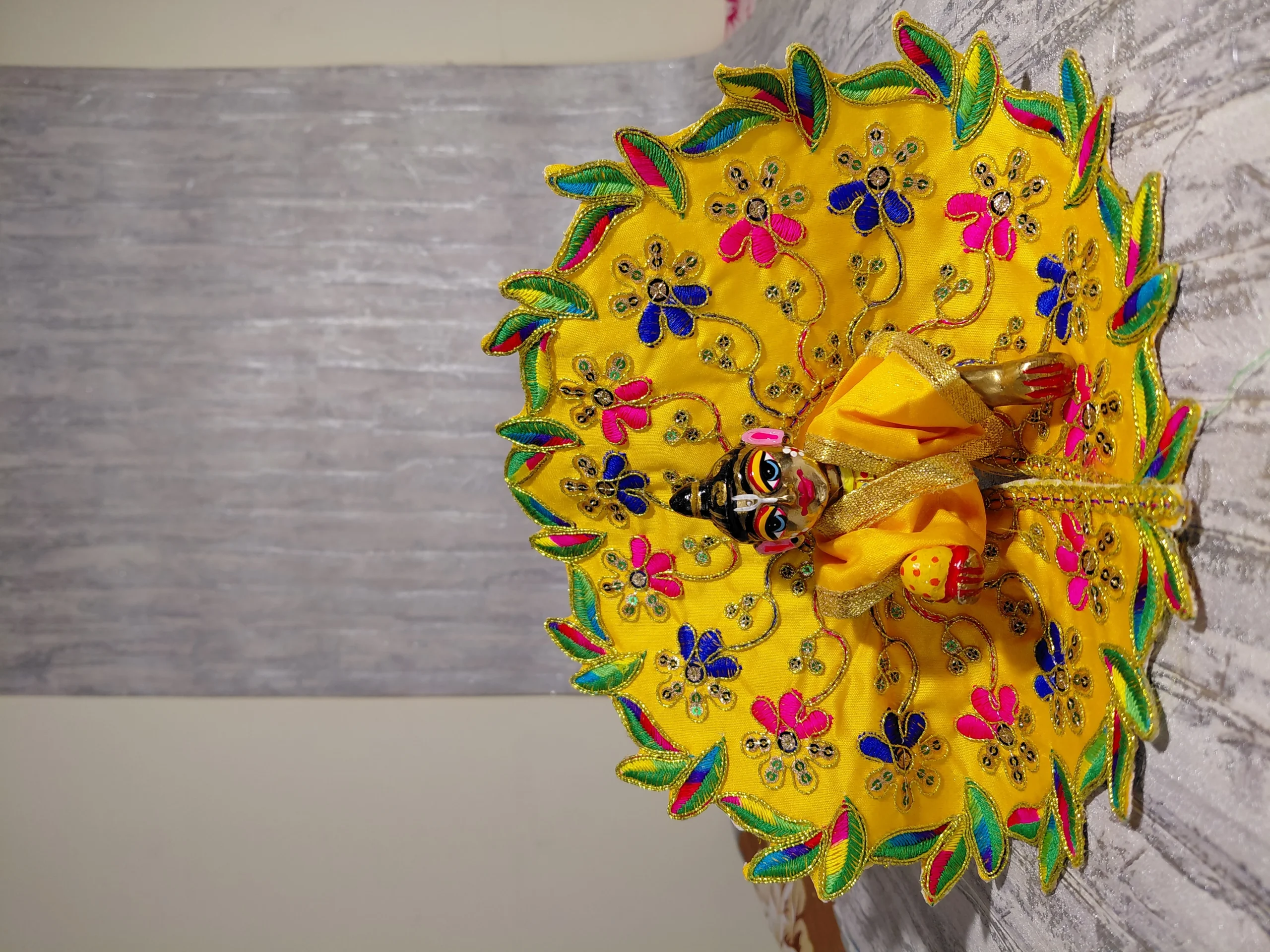 Gaur Kanti Golden Glow Poshak angle 6